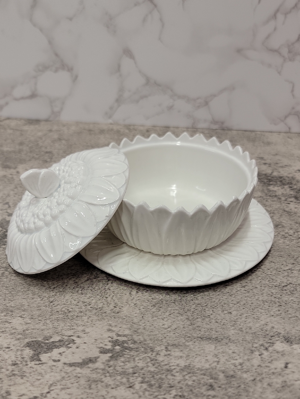 Vintage PV France Sunflower covered dish - Picture 4 of 10